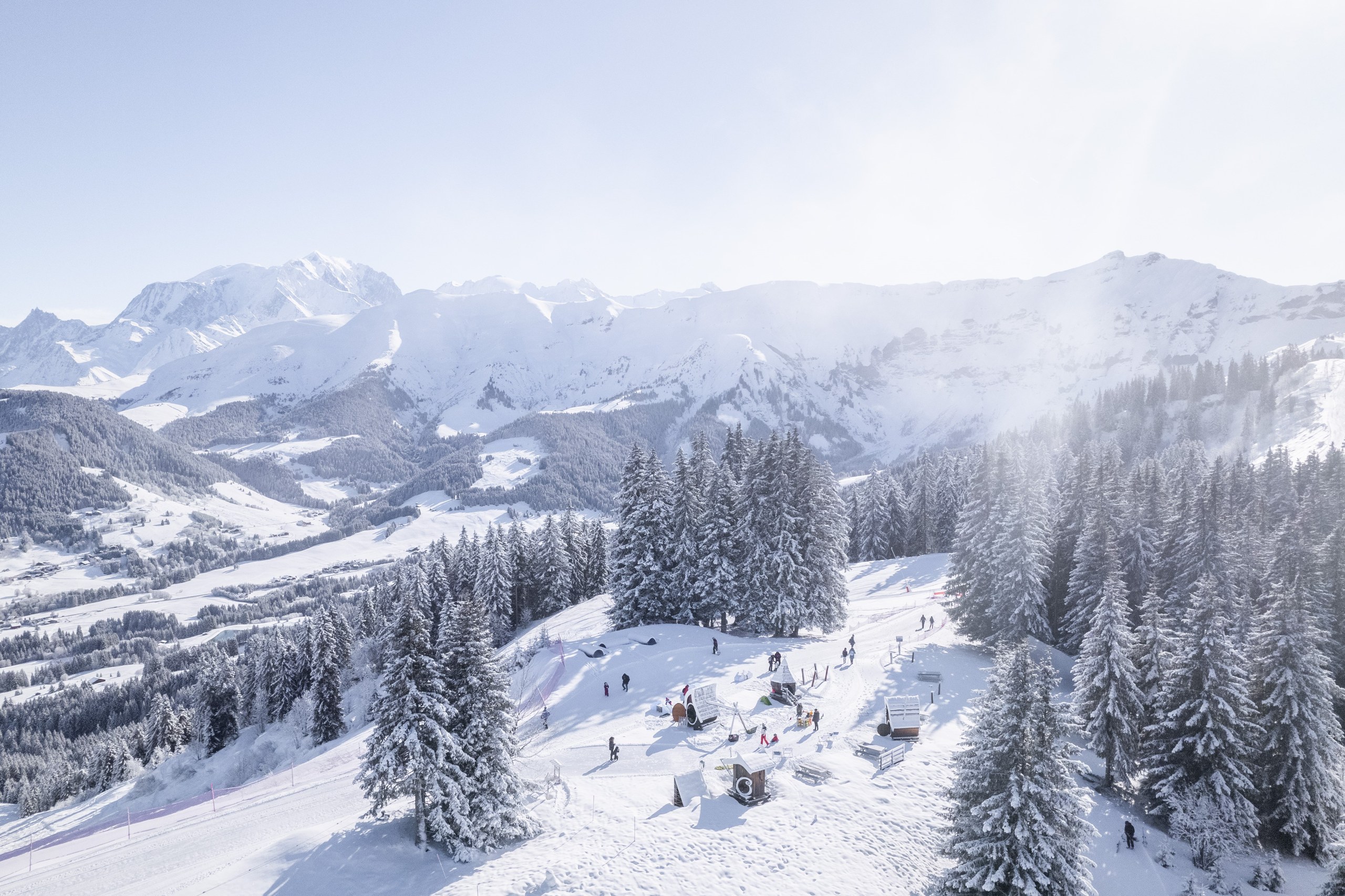 Les montagnes et la forêt enneigée de Megève