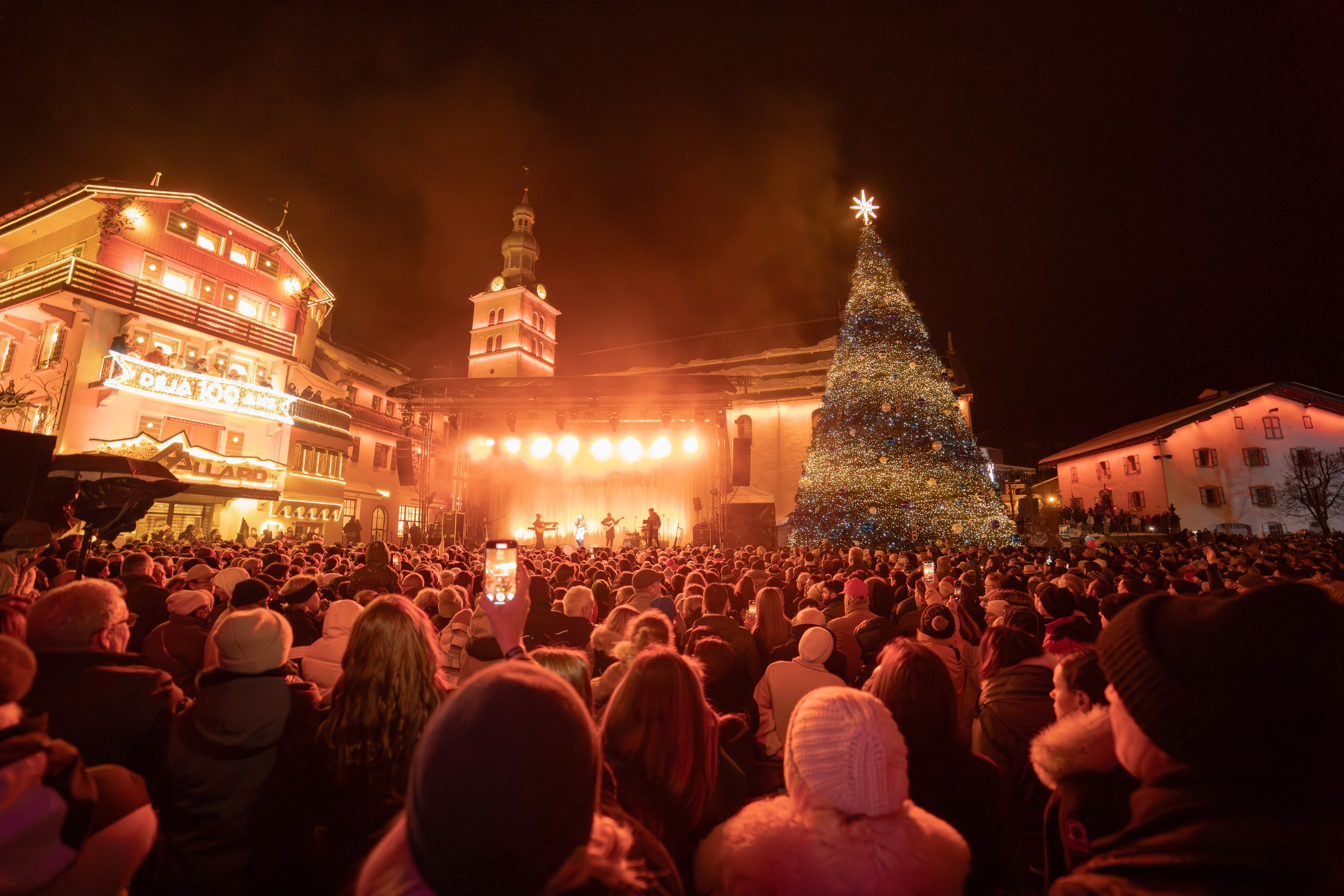 La place du village de Megève illuminée dans la nuit